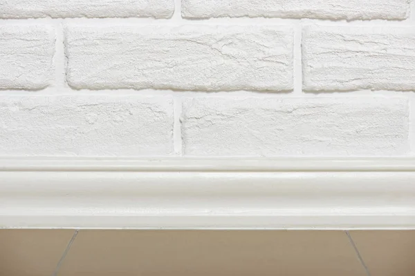 Witte bakstenen muur met betegelde vloer close-up foto, abstracte achtergrondfoto — Stockfoto