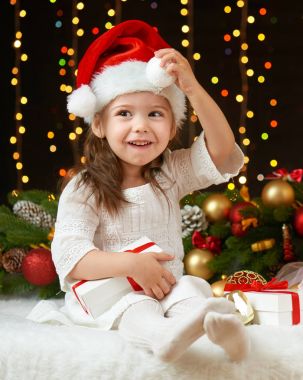 çocuk kız portre Noel dekorasyonu, mutlu duygular, kış tatil kavramı, aydınlatma ve Böke ışıkları ile koyu arka plan