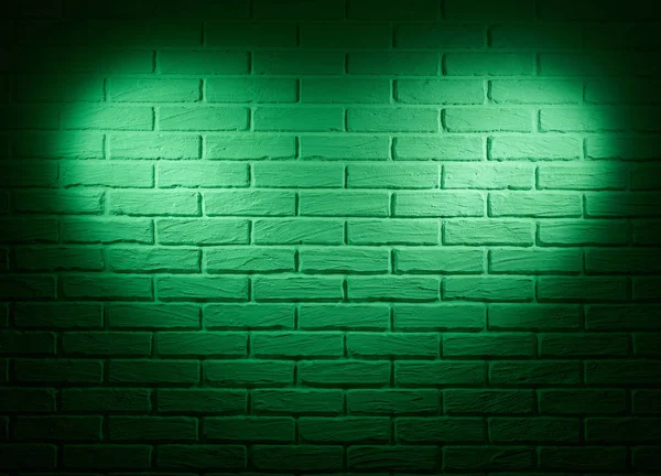 Mur vert avec effet de lumière en forme de coeur et ombre, photo de fond abstraite — Photo