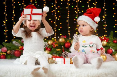 çocuk kız portre Noel dekorasyonu, mutlu duygular, kış tatil kavramı, aydınlatma ve Böke ışıkları ile koyu arka plan