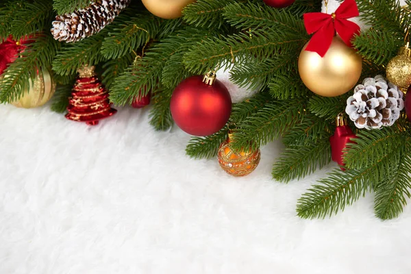Decoración de navidad en primer plano de la rama del abeto, regalos, bola de Navidad, cono y otro objeto en piel blanca espacio en blanco, concepto de vacaciones, lugar para el texto — Foto de Stock