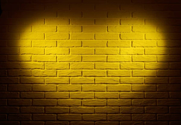 Mur jaune avec effet de lumière en forme de coeur et ombre, photo de fond abstraite — Photo