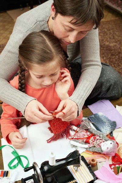 Mother and child girl knit, handmade and handicraft concept — Stock Photo, Image