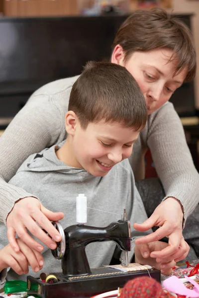 Madre e bambino ragazzo cucire, fatto a mano e concetto di artigianato — Foto Stock