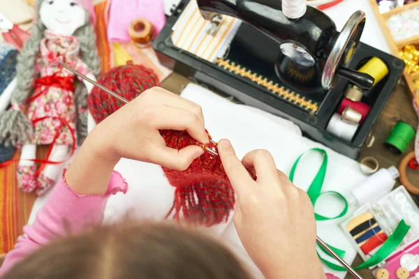 Kindermädchen stricken, Hand Nahaufnahme, Handarbeit und Bastelkonzept — Stockfoto