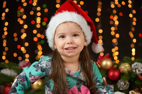 儿童女孩肖像中的圣诞装饰，快乐的情绪，冬天假日概念，深色背景照明和博克灯火 — 图库照片
