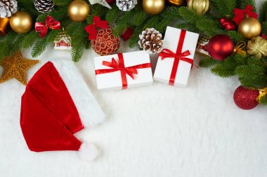 Noel dekorasyon köknar ağacı dalı closeup, hediyeler, Noel top, koni ve diğer nesne üzerinde beyaz boşluk kürk, tatil kavramı, yerleştirmek için metni