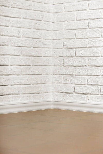 белая кирпичная стена с плиточным полом и углом, абстрактное фото
