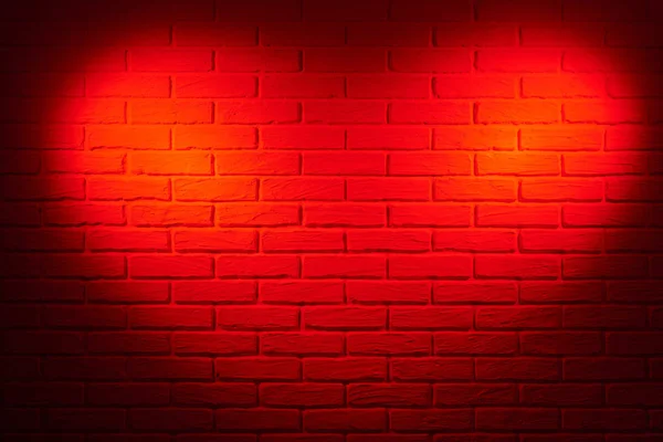 Mur de briques rouge foncé avec effet de lumière en forme de coeur et ombre, photo de fond abstraite — Photo