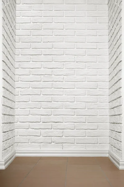 Weiße Ziegelwand mit gefliestem Boden, abstraktes Hintergrundbild — Stockfoto