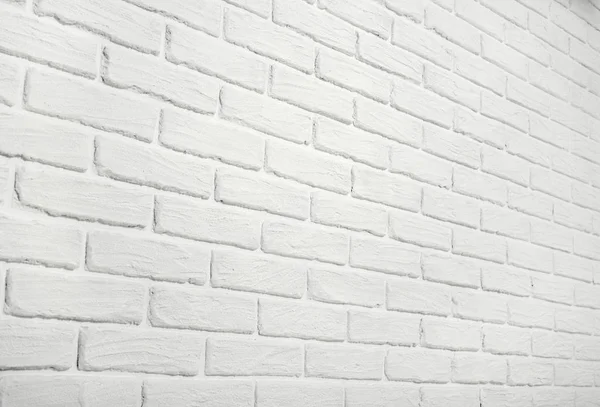 Белая кирпичная стена, вид под углом, абстрактное фото — стоковое фото