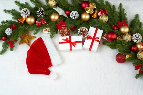 Noel dekorasyon köknar ağacı dalı closeup, hediyeler, Noel top, koni ve diğer nesne üzerinde beyaz boşluk kürk, tatil kavramı, yerleştirmek için metni — Stok fotoğraf