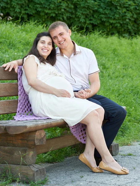 Šťastný pár v létě městský park venkovní, těhotná žena, jasný slunečný den a zelené trávy, krásných lidí portrét — Stock fotografie