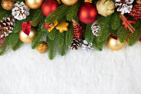 Vánoční dekorace na fir tree větev closeup, dárky, vánoční koule, kužel a další objekt na bílé prázdné místo srsti, dovolená concept, místo pro text — Stock fotografie