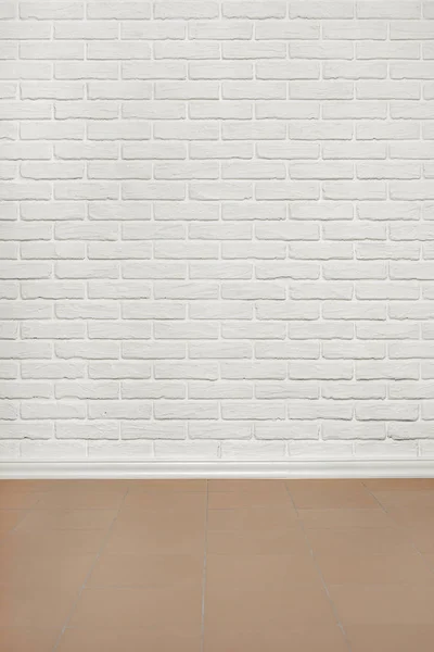 Pared de ladrillo blanco con suelo de baldosas, foto abstracta de fondo — Foto de Stock