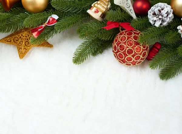 Χριστουγεννιάτικη διακόσμηση closeup υποκατάστημα δέντρο έλατου, δώρα, Χριστούγεννα μπάλα, κώνος και άλλο αντικείμενο στο λευκό κενό διάστημα γούνα, έννοιας διακοπές, τοποθετήστε για κείμενο — Φωτογραφία Αρχείου