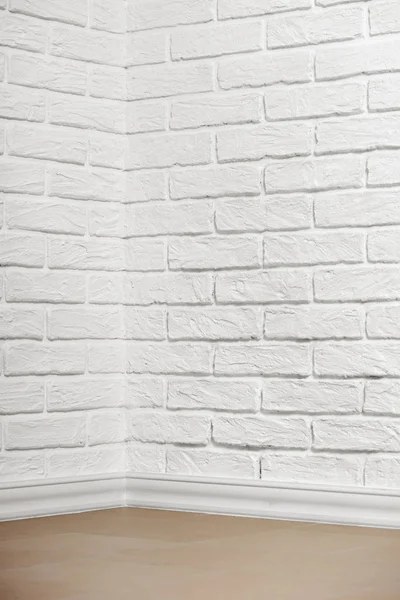 White brick wall with tiled floor and corner, abstract background photo — Stock Photo, Image