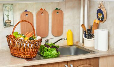 sebze ve taze yeşillik sepeti mutfak iç, sağlıklı gıda konsepti içinde