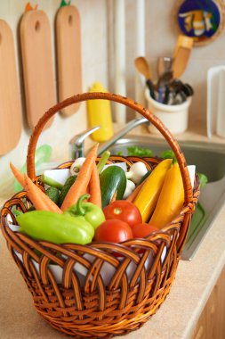 sebze ve taze yeşillik sepeti mutfak iç, sağlıklı gıda konsepti içinde