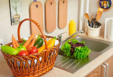 sebze ve taze yeşillik sepeti mutfak iç, sağlıklı gıda konsepti içinde