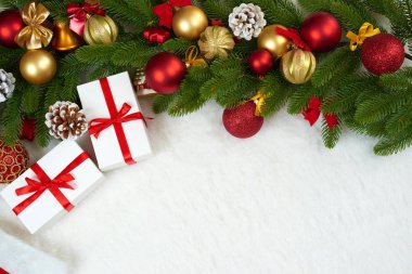 Noel dekorasyon köknar ağacı dalı closeup, hediyeler, Noel top, koni ve diğer nesne üzerinde beyaz boşluk kürk, tatil kavramı, yerleştirmek için metni