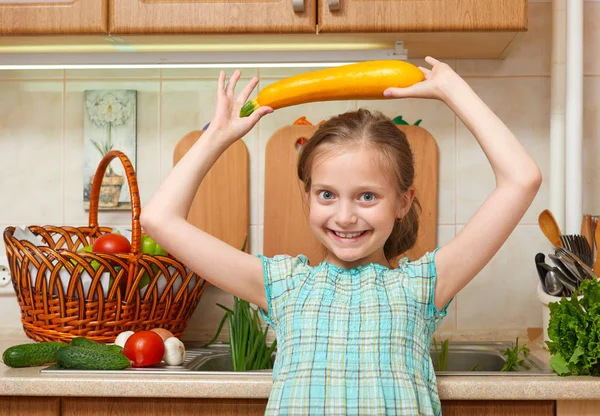 Kindermädchen mit Großkohl, Gemüse und frischem Obst in der Küche, gesundes Ernährungskonzept — Stockfoto