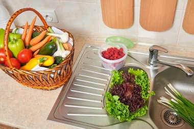 sebze ve taze yeşillik sepeti mutfak iç, sağlıklı gıda kavramı, üstten görünüm