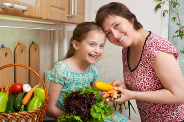 Anne ve kızı ile sebze ve meyve mutfak iç. Üst ve alt. Sağlıklı gıda kavramı