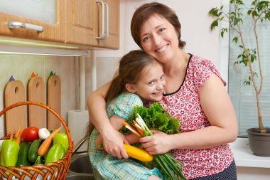 Anne ve kızı ile sebze ve meyve mutfak iç. Üst ve alt. Sağlıklı gıda kavramı