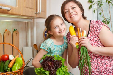 Anne ve kızı ile sebze ve meyve mutfak iç. Üst ve alt. Sağlıklı gıda kavramı