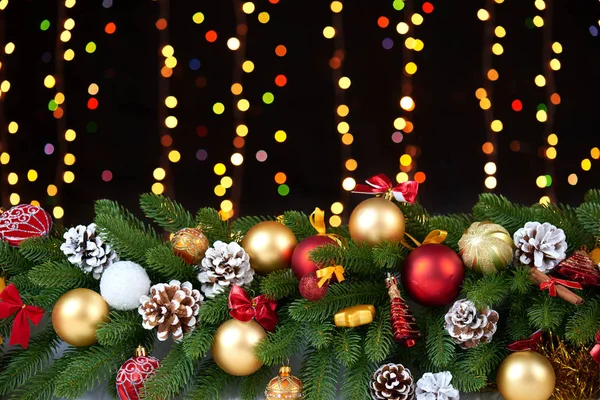 Decorazione natalizia su pelliccia bianca con primo piano ramo di abete, regali, palla di Natale, cono e altro oggetto su sfondo scuro, luci e illuminazione, concetto di vacanza invernale — Foto Stock