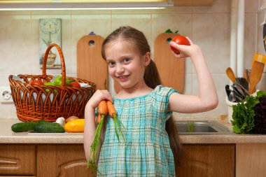 havuç ve domates, sebze ve taze meyve mutfak iç, sağlıklı gıda konsepti ile kız çocuk