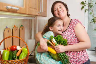 Anne ve kızı ile sebze ve meyve mutfak iç. Üst ve alt. Sağlıklı gıda kavramı
