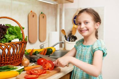 mutfak iç, sağlıklı gıda konsepti içinde domates, taze meyve ve Sebze Doğrama kız