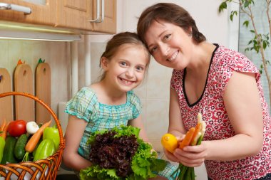 Anne ve kızı ile sebze ve meyve mutfak iç. Üst ve alt. Sağlıklı gıda kavramı