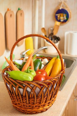 sebze ve taze yeşillik sepeti mutfak iç, sağlıklı gıda konsepti içinde