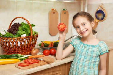 mutfak iç, sağlıklı gıda konsepti içinde domates, taze meyve ve Sebze Doğrama kız