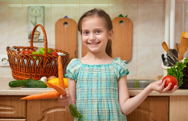 havuç ve domates, sebze ve taze meyve mutfak iç, sağlıklı gıda konsepti ile kız çocuk