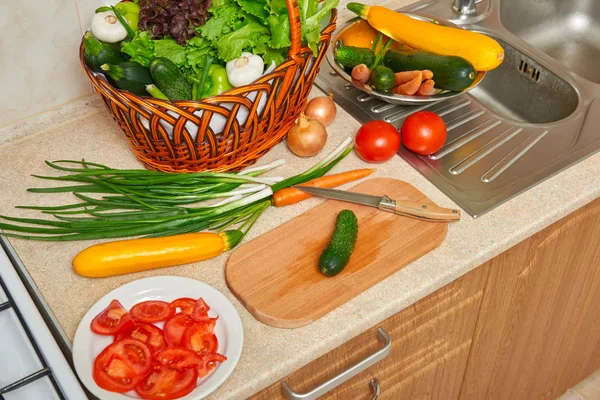 mutfak iç sebze ve taze yeşillik sepeti, sağlıklı gıda kavramı, üstten görünüm