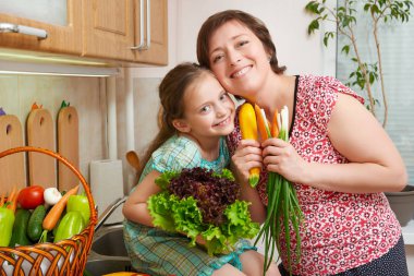 Anne ve kızı ile sebze ve meyve mutfak iç. Üst ve alt. Sağlıklı gıda kavramı