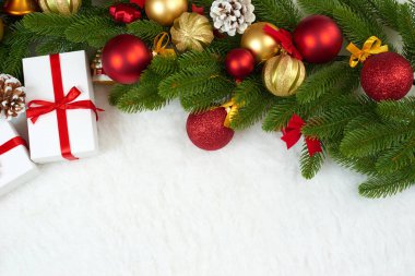 Noel dekorasyon köknar ağacı dalı closeup, hediyeler, Noel top, koni ve diğer nesne üzerinde beyaz boşluk kürk, tatil kavramı, yerleştirmek için metni