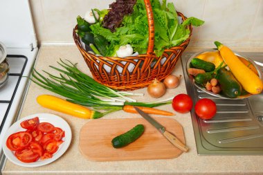 mutfak iç sebze ve taze yeşillik sepeti, sağlıklı gıda kavramı, üstten görünüm