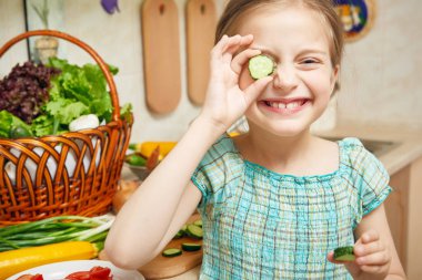 mutfak iç, sebze ve meyve sepeti, sağlıklı beslenme kavramı kız