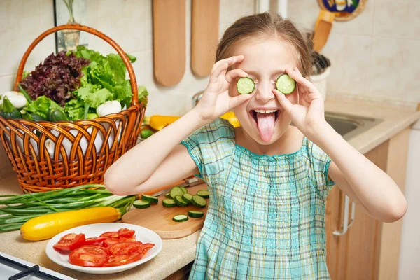 Dívka v kuchyni interiér, zeleninu a čerstvé ovoce v košíku, koncept zdravé výživy — Stock fotografie