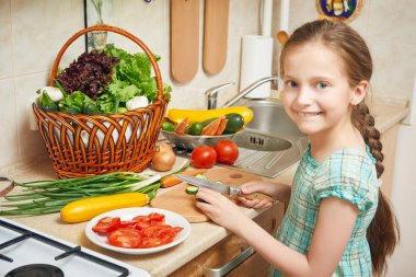 mutfak iç, sebze ve meyve sepeti, sağlıklı beslenme kavramı kız