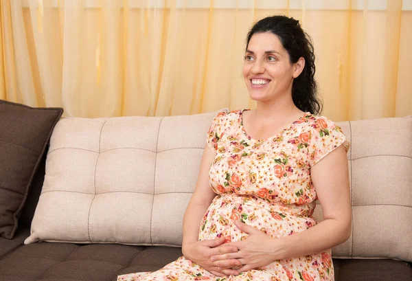 Portrait of pregnant woman in home interior — Stock Photo, Image