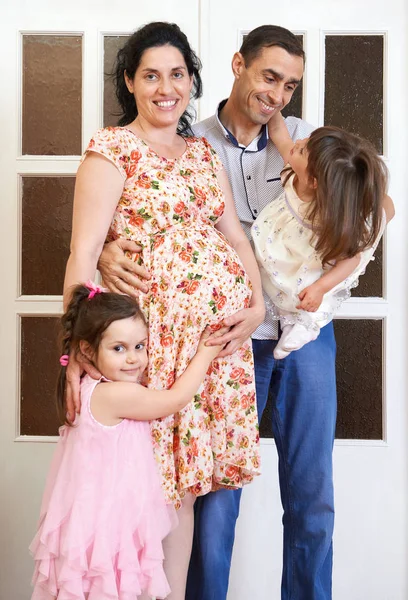 Família com crianças interior retrato, mulher grávida e homem, pessoas bonitas retrato — Fotografia de Stock