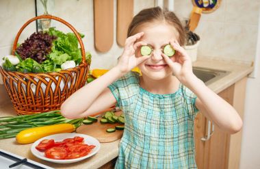 mutfak iç, sebze ve meyve sepeti, sağlıklı beslenme kavramı kız