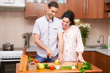 taze meyve ve sebze, sağlıklı gıda kavramı, hamile kadın ve adam ile mutfak iç pişirme Çift