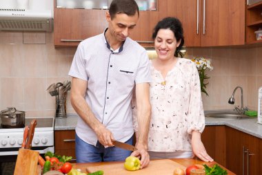 taze meyve ve sebze, sağlıklı gıda kavramı, hamile kadın ve adam ile mutfak iç pişirme Çift